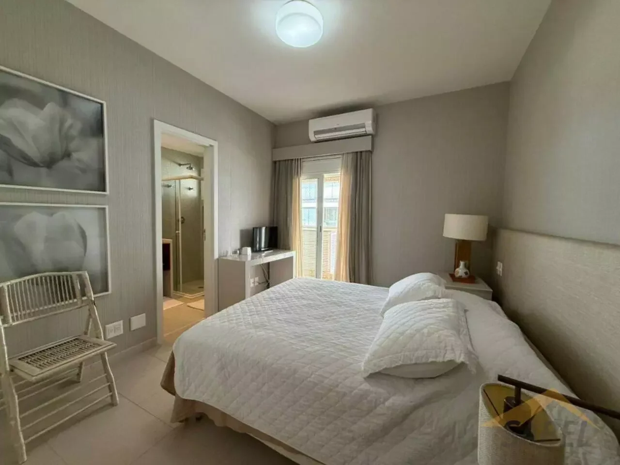 Apartamento pé na areia de 375 m² com 5 suítes e 4 vagas