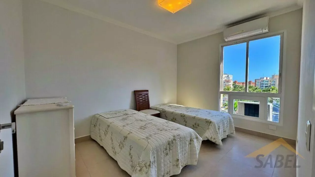 Cobertura de 181 m² com 4 dorms e 2 vagas