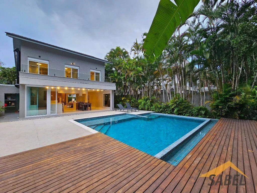 Casa com 440 m² e 4 suítes na Riviera de São Lourenço