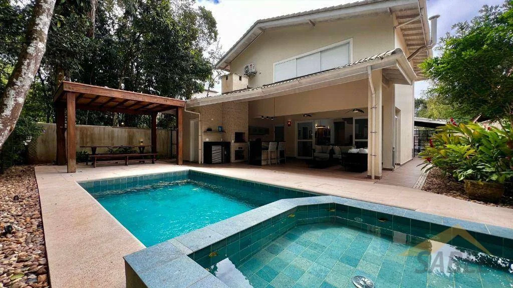 Casa com 226 m² e 4 suítes no Módulo 18 na Riviera de São Lourenço