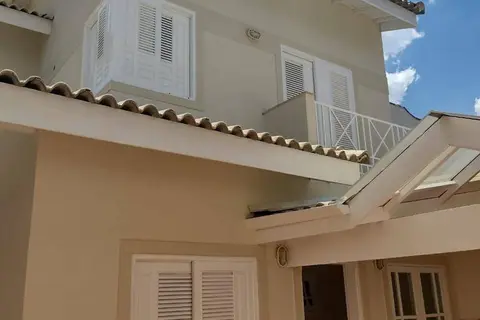 Sobrado à Venda com 296 m² e 3 suítes em Santana