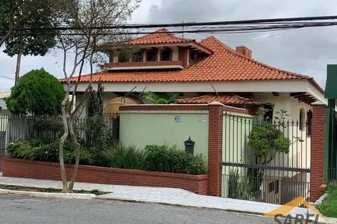 Sobrado à Venda com 470 m² e 4 suítes em Jardim São Bento