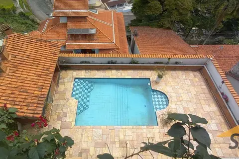 Sobrado à Venda com 418 m² e 4 suítes em Jardim Ibiratiba