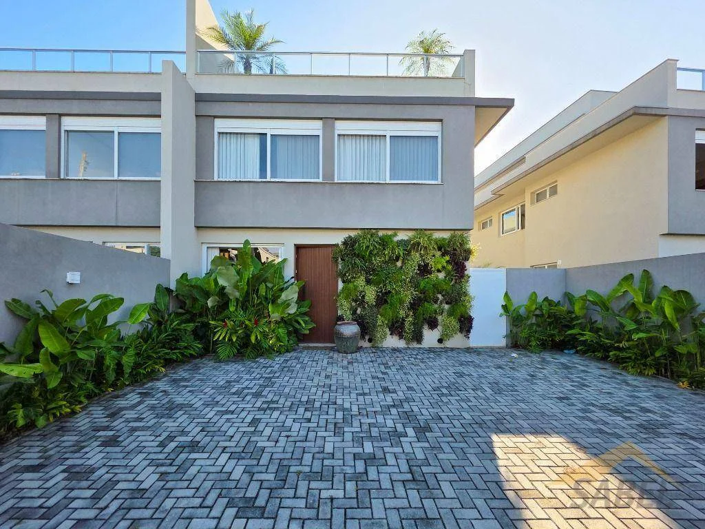 Village com 310 m² e 5 suítes na Riviera de São Lourenço