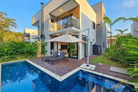 Village com 205 m² e 4 suítes no Módulo 24 na Riviera de São Lourenço